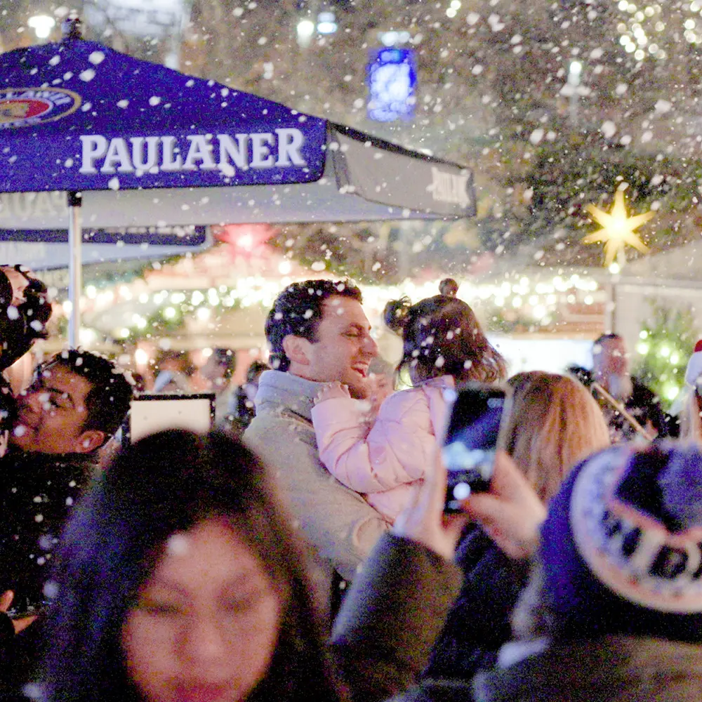 Snow shower at the Christmas market.